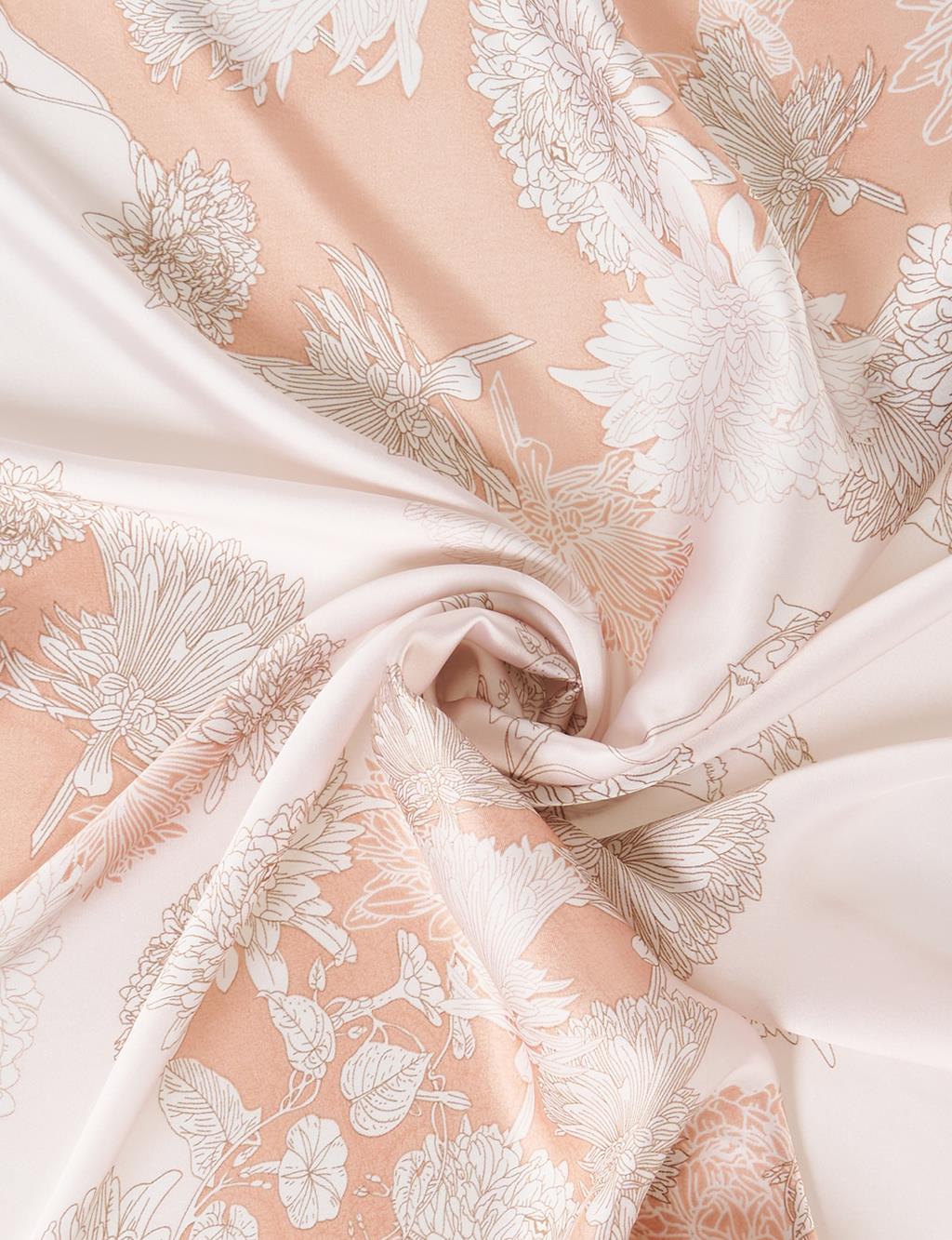 Powder Chrysanthemum Motif Scarf