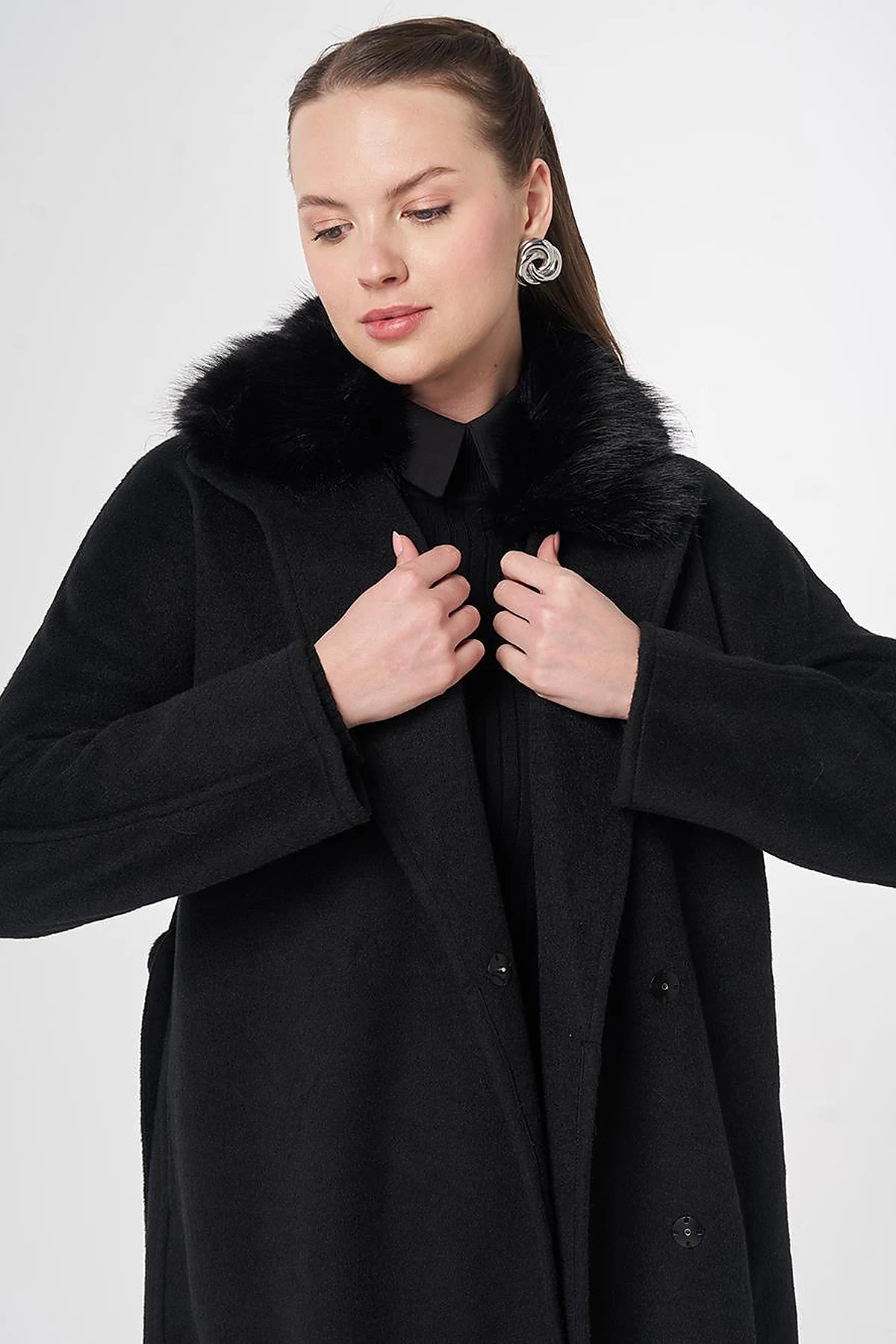Detachable Faux Fur Collar Wool Coat in Black 