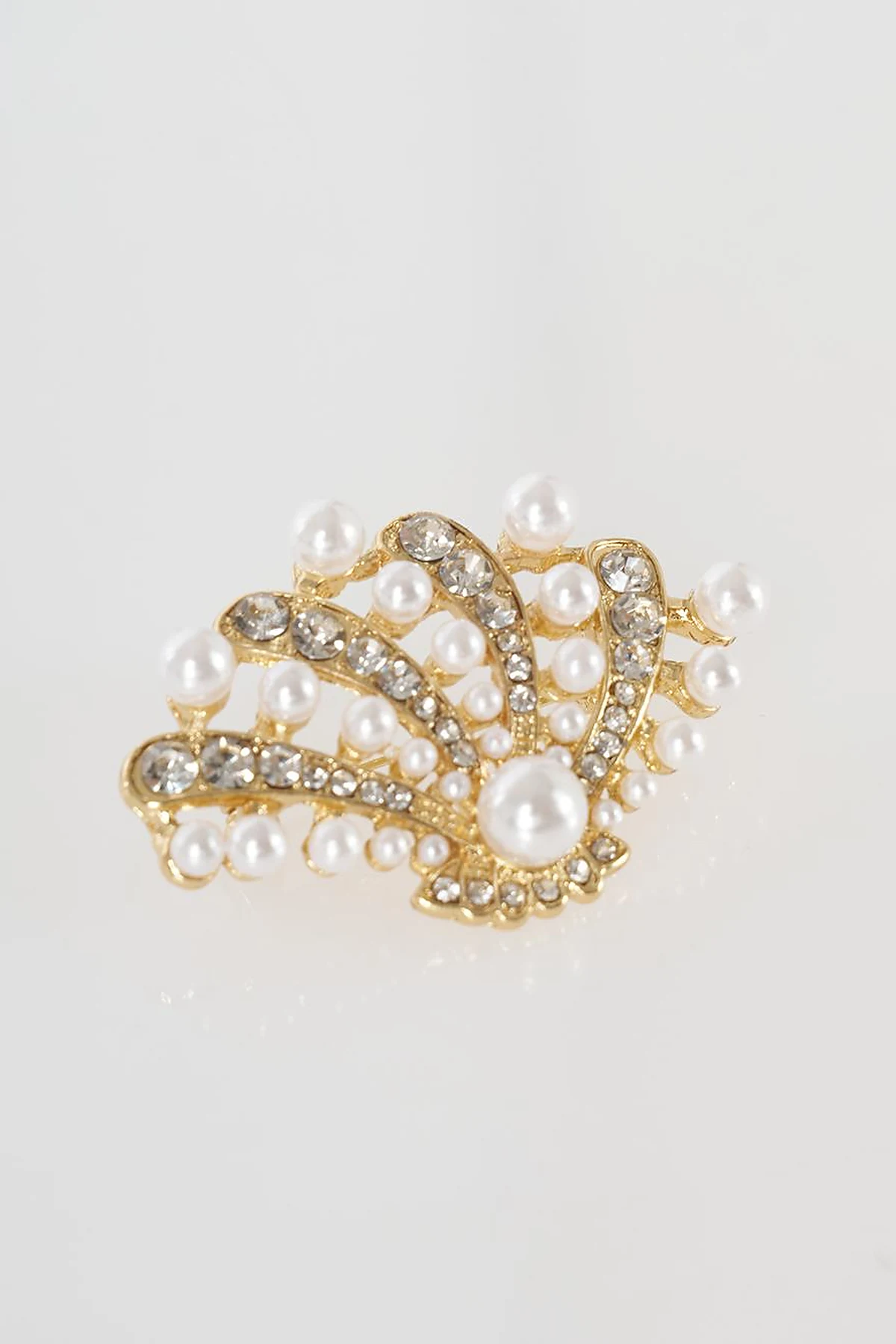 Pearl Detail Oyster Figure Brooch Gold
