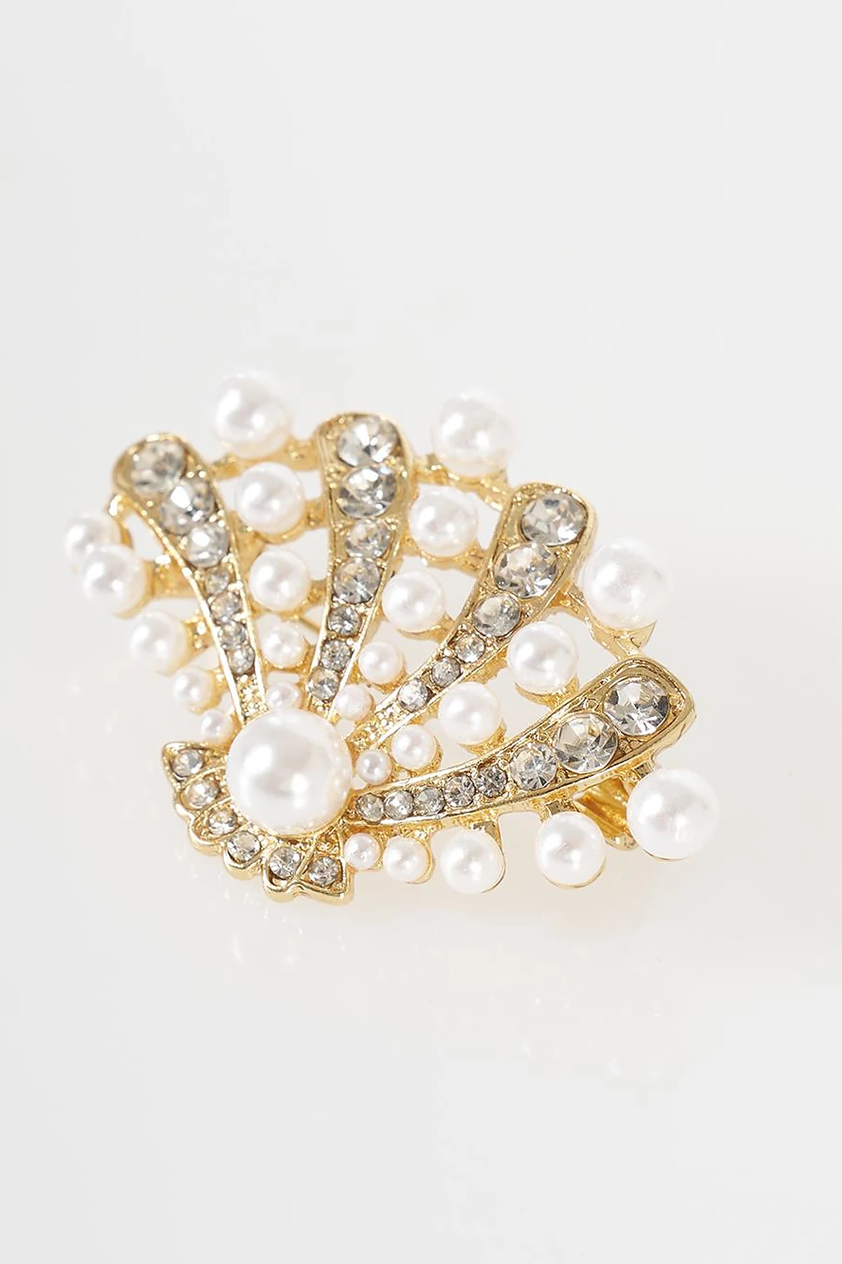 Pearl Detail Oyster Figure Brooch Gold