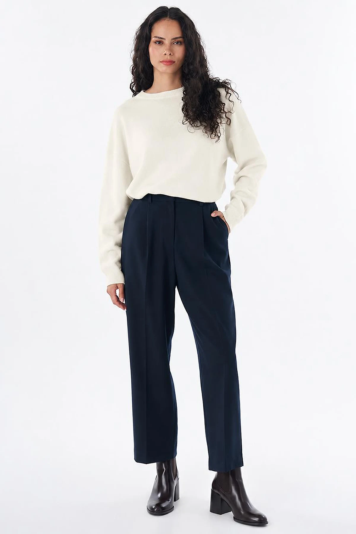Pleated High-Waisted Pants in Black