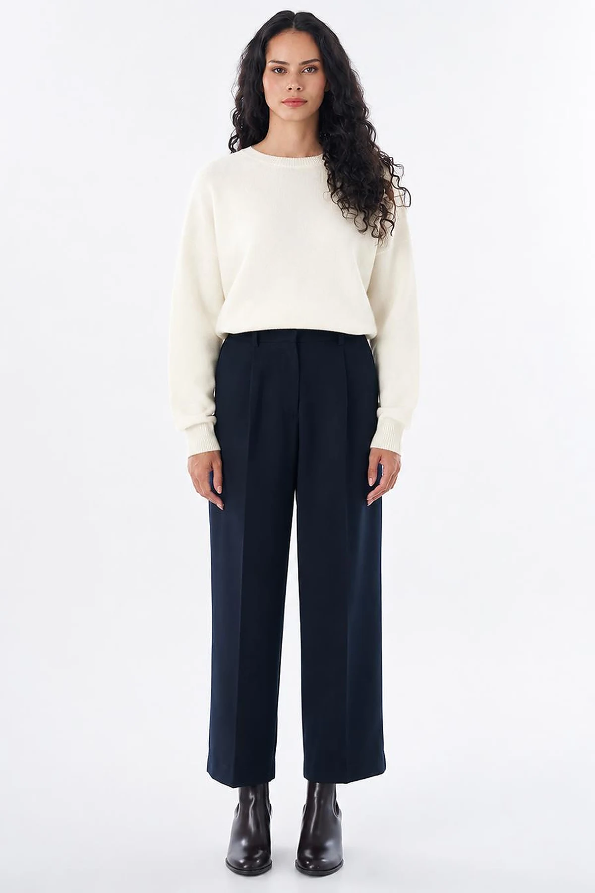 Pleated High-Waisted Pants in Black