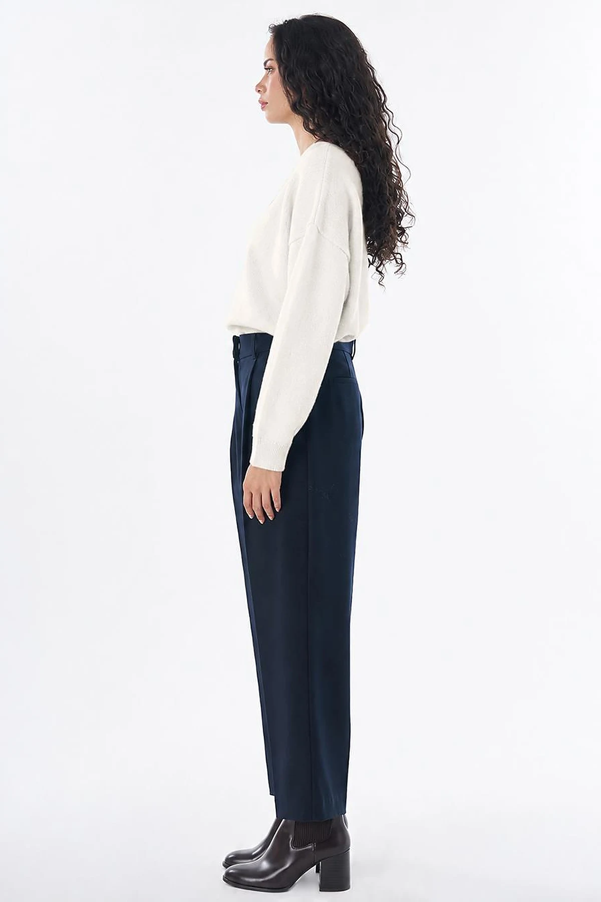 Pleated High-Waisted Pants in Black