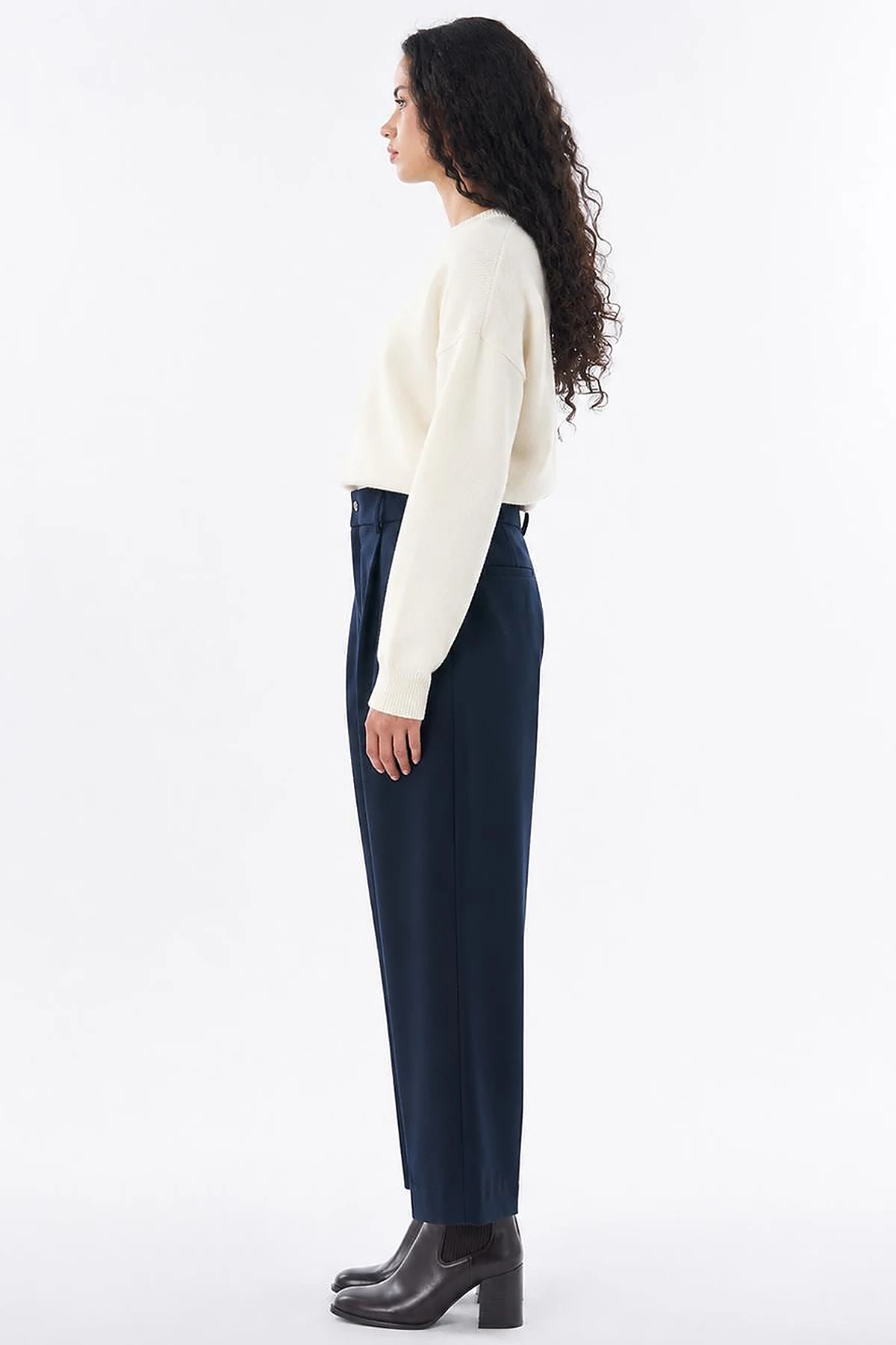 Pleated High-Waisted Pants in Black