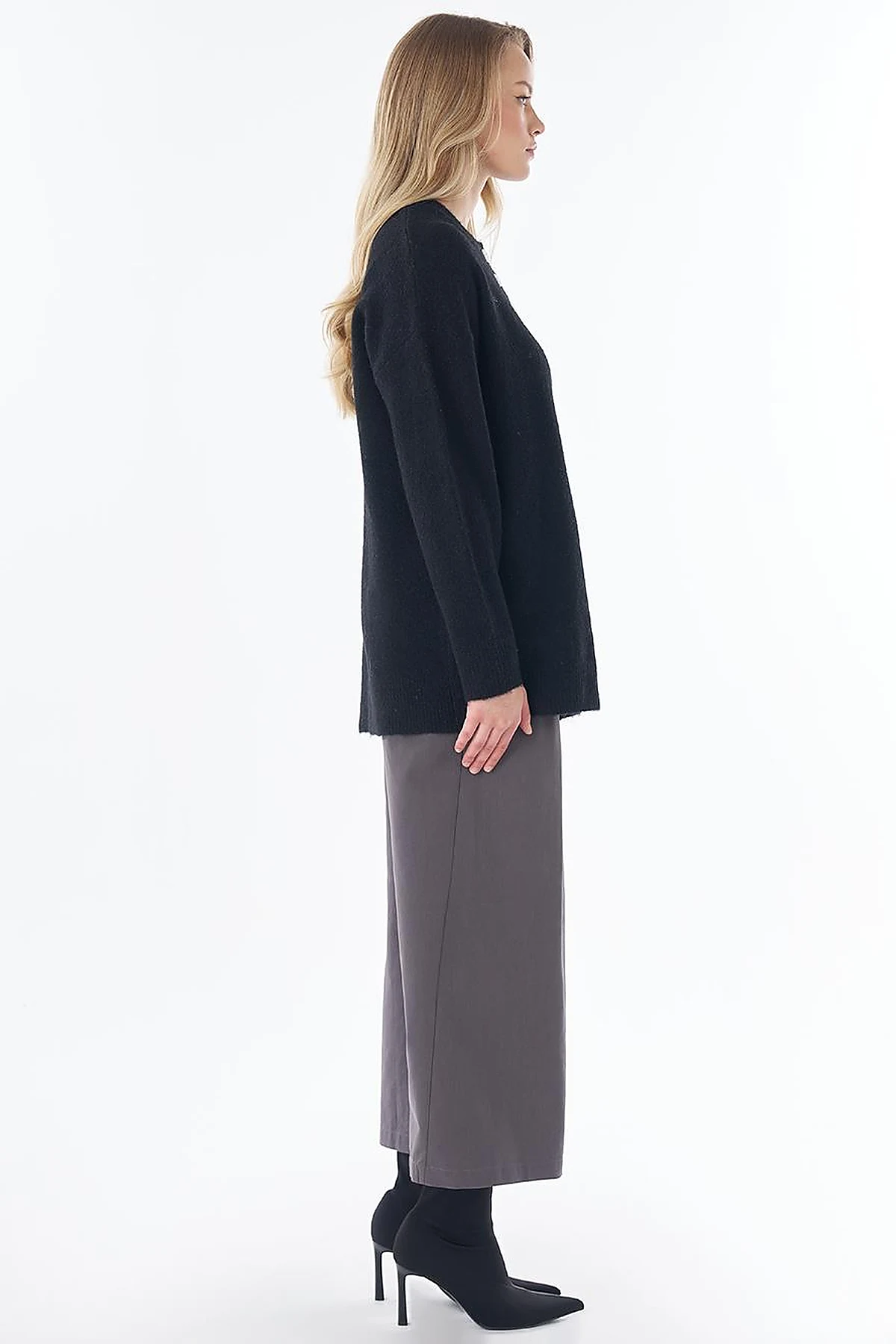 Tulip Embroidered Knit Tunic Black