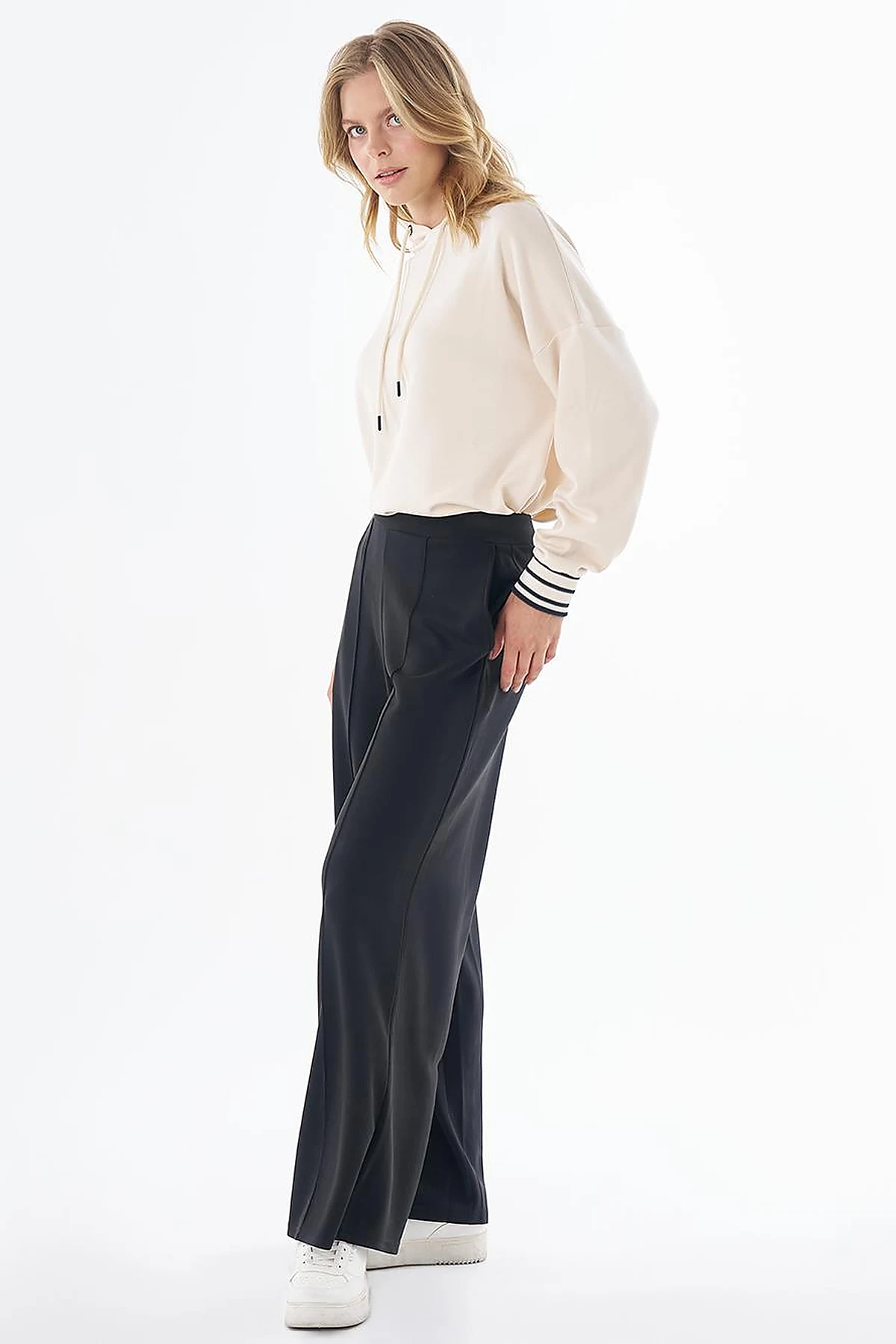 Topstitched Relaxed-Fit Pants – Black