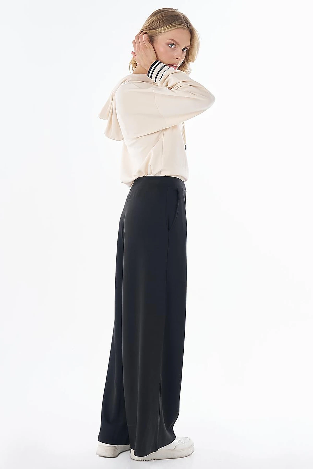 Topstitched Relaxed-Fit Pants – Black
