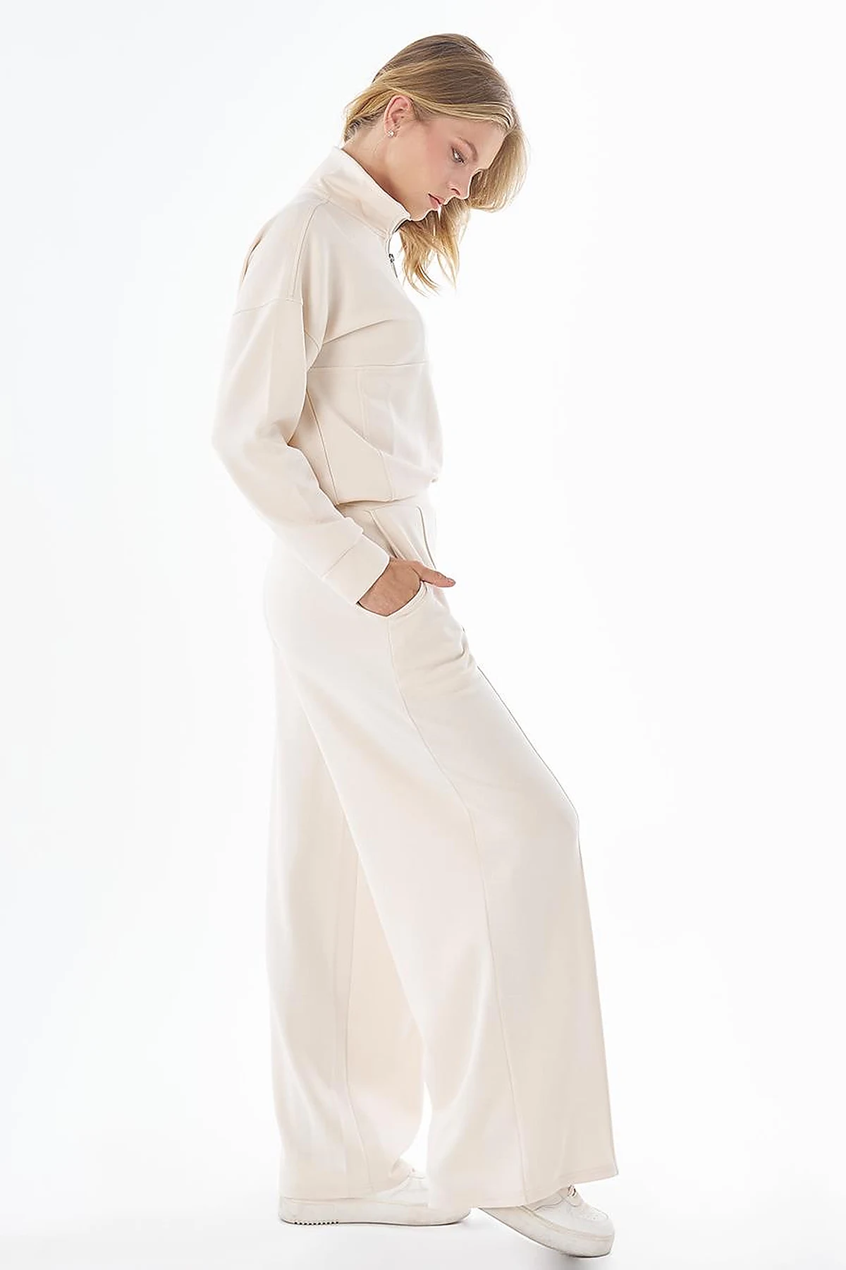 Topstitched Relaxed-Fit Pants – Cream