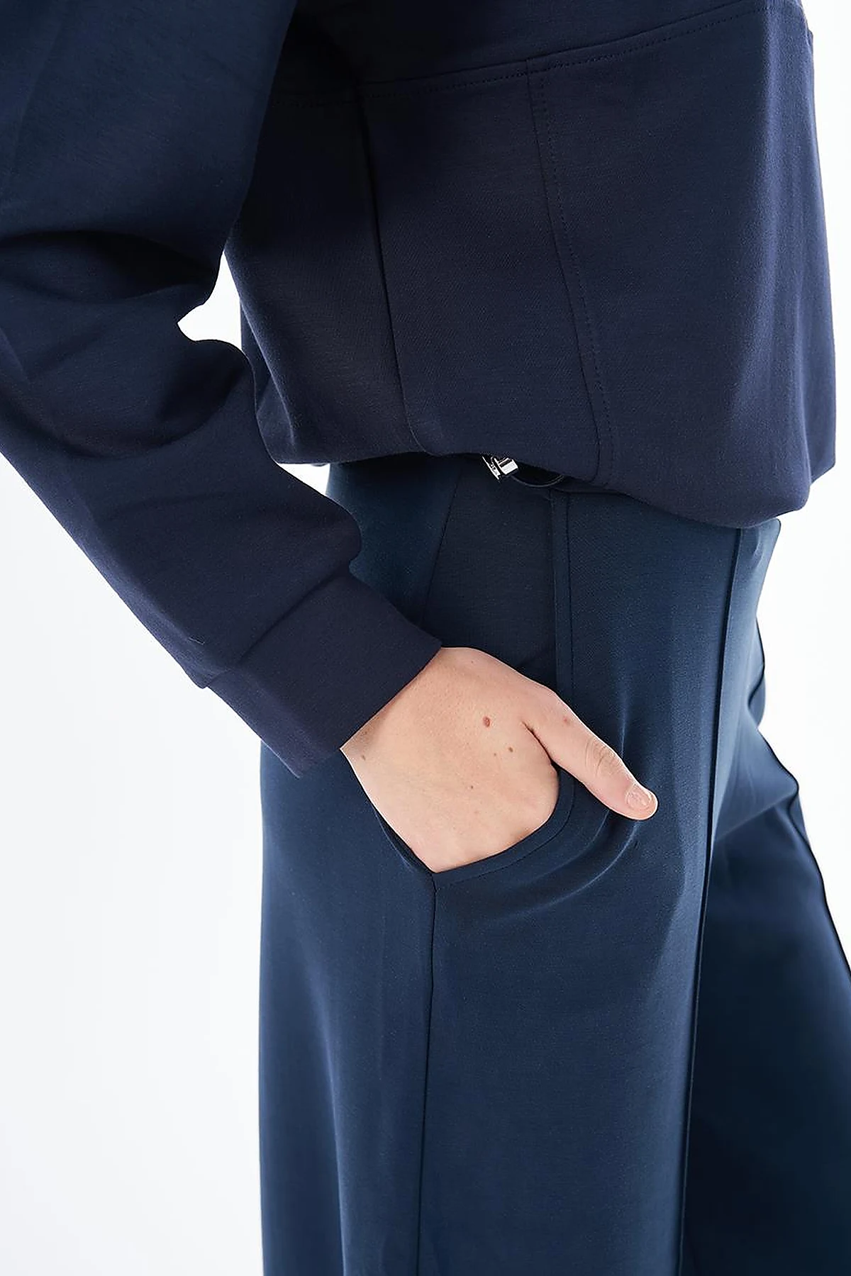 Topstitched Relaxed-Fit Pants – Navy