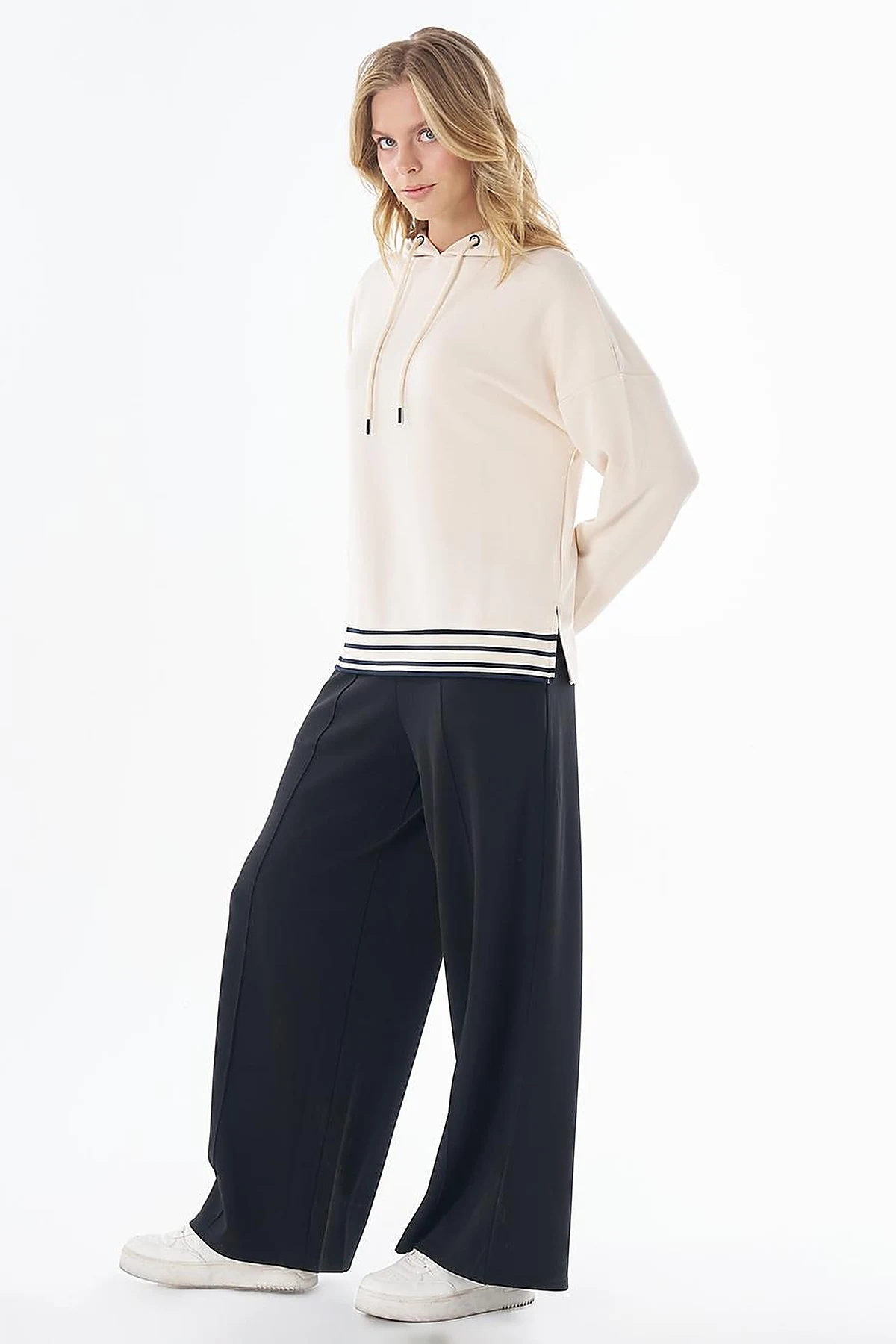 Kontrast Detaylı Sweatshirt Krem