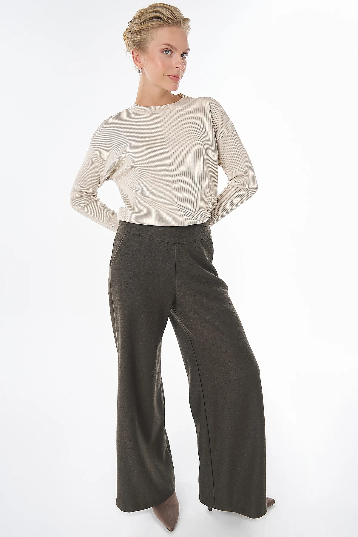 High-Waisted Wool Trousers - Khaki