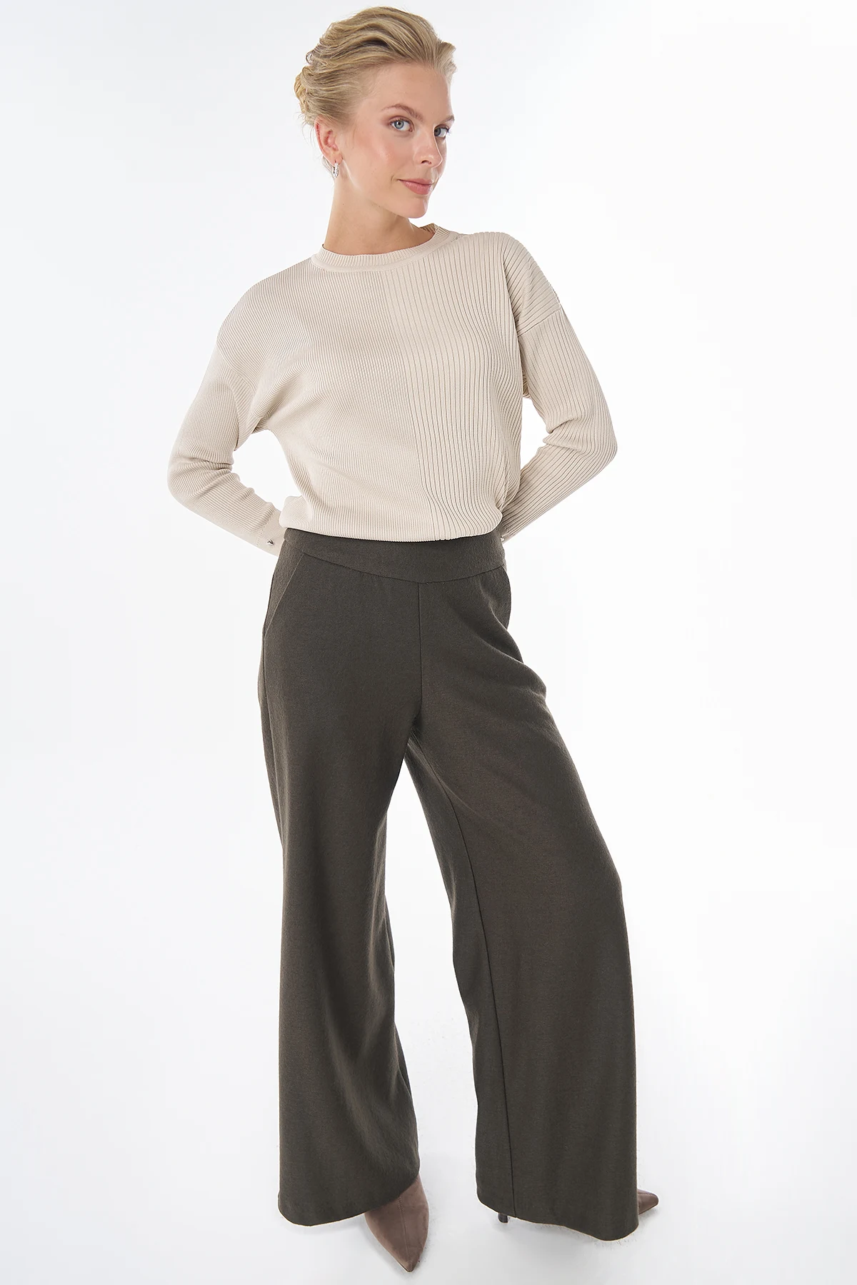 High-Waisted Wool Trousers - Khaki