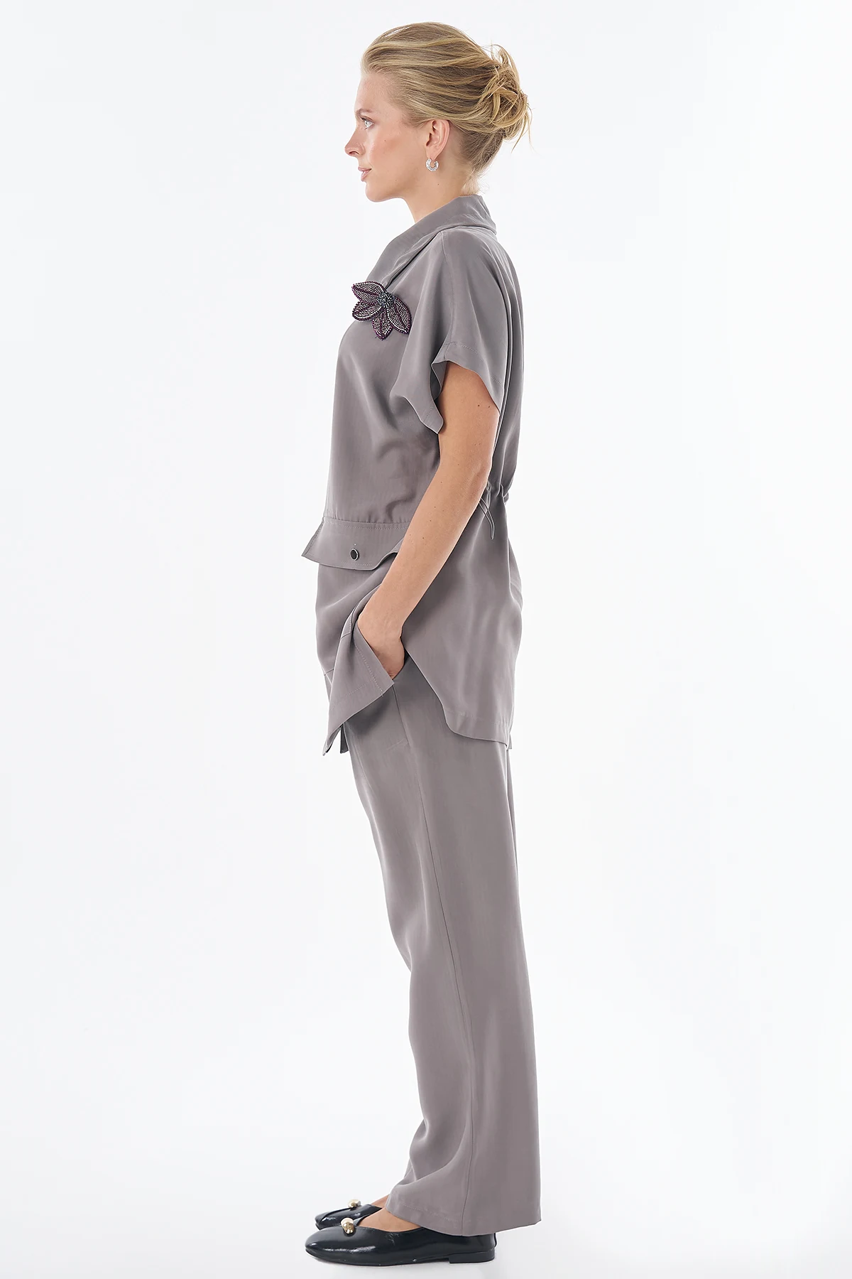 Broş Detaylı Rayon Takım Füme
