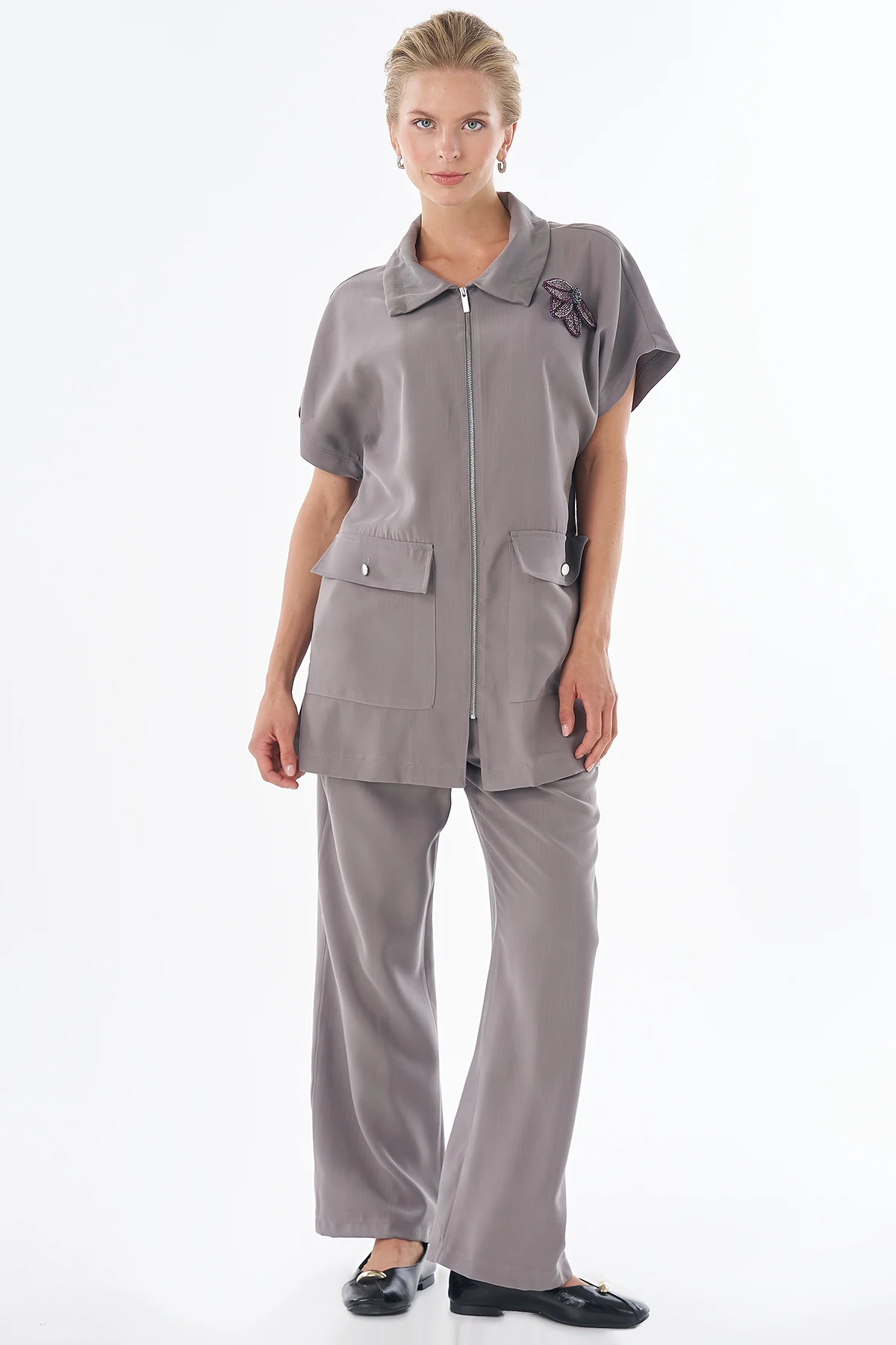Broş Detaylı Rayon Takım Füme