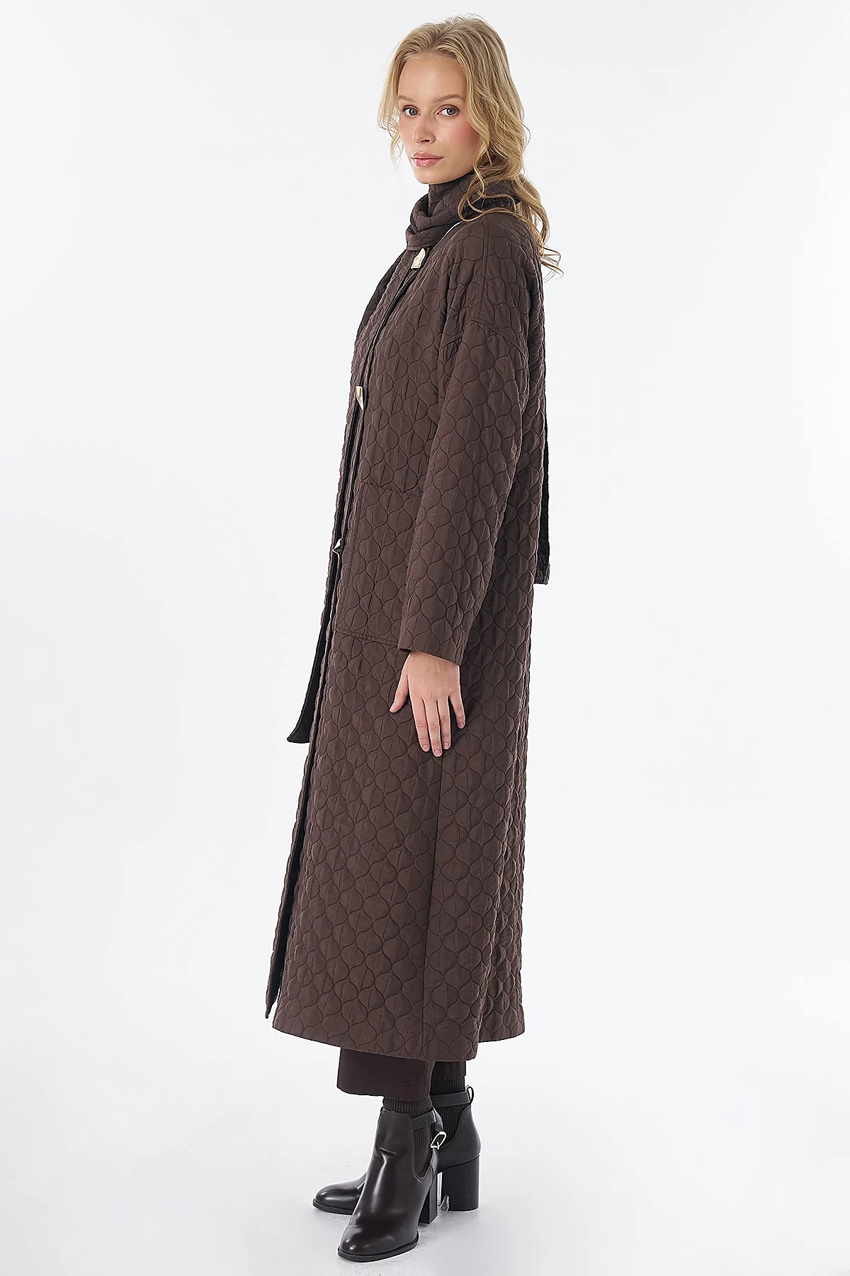 Quilted Pattern Slip-On with Scarf Brown