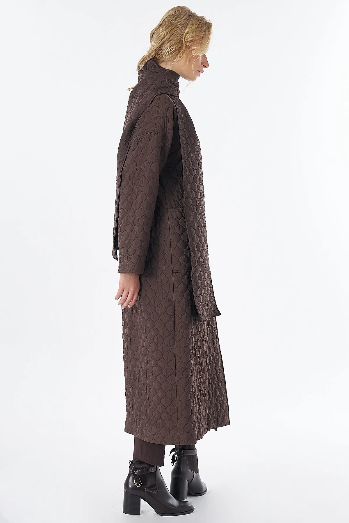 Quilted Pattern Slip-On with Scarf Brown
